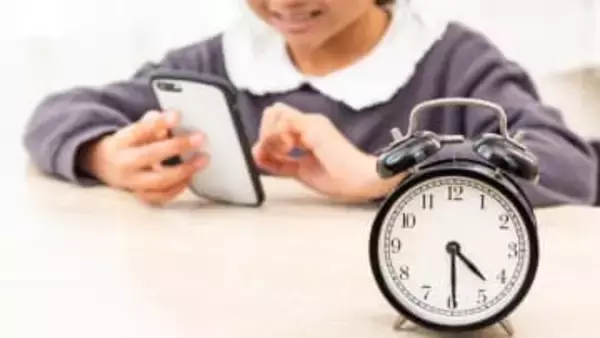 青少年のネット利用が過去最長に…平日1日平均約5時間27分　動画視聴9割超、SNSなど8割、生成AIを3割が使用　こども家庭庁