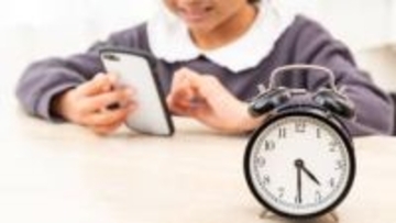 青少年のネット利用が過去最長に…平日1日平均約5時間27分　動画視聴9割超、SNSなど8割、生成AIを3割が使用　こども家庭庁