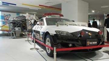 「ポリスミュージアム」開館　白バイ乗車・指紋採取体験