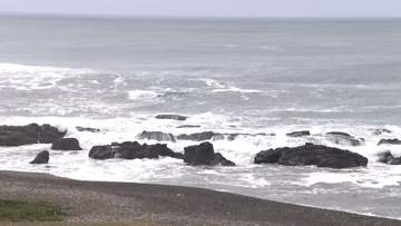 【台風情報】中継：“逆走”台風15号　今夜、関東上陸へ　茨城・大洗町の海岸に強い波　これからの雨・風に注意