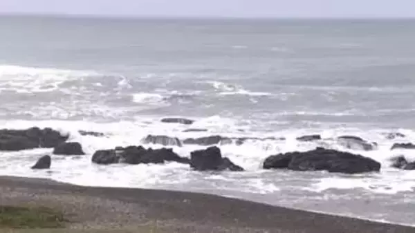 【台風情報】中継：“逆走”台風15号　今夜、関東上陸へ　茨城・大洗町の海岸に強い波　これからの雨・風に注意