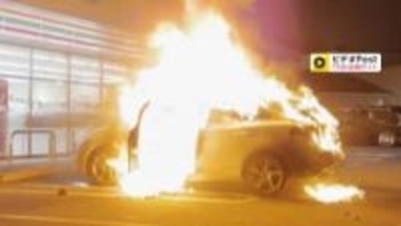 コンビニ駐車場で車が激しく炎上「トランクから焦げ臭いにおい」駐車直後に出火か　東京・瑞穂町