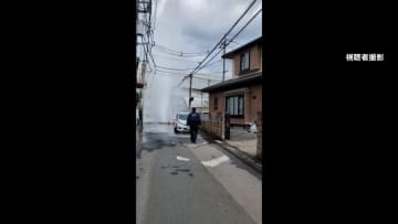 「いやぁ怖かった」埼玉県川口市の住宅街に高さ15メートルの水柱出現…道路が冠水状態に　水道管の補修作業中に発生