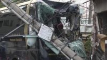 「事故のことはよく覚えていない」運転手に持病の疑い　電柱に衝突の観光バス運営会社を家宅捜索　東京・江戸川区