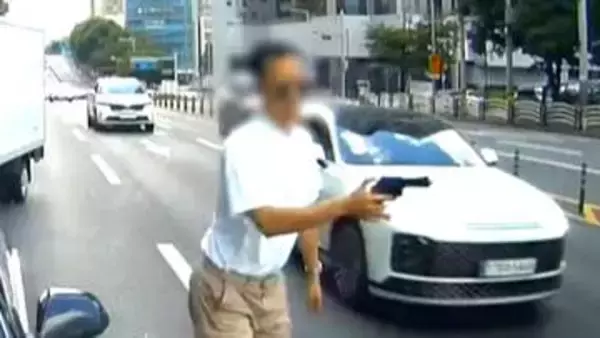 車に追突しおもちゃの銃で脅迫、ガラス叩き「降りろ！」　キリでタイヤを何度も刺す　“割り込み”に腹を立て犯行　韓国