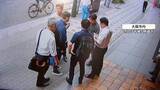 「2億円腕時計窃盗のチリ人容疑者確保の瞬間　捜査員が取り囲む　潜伏先を家宅捜索　“腕時計”見つからず　中野ブロードウェイ」の画像1