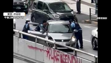 東京外環道の“逆走女”　警察官3人がかりで引きずり出す確保の瞬間　追跡するパトカーはバンパー破損　銃刀法違反の疑いで現行犯逮捕
