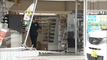 コンビニに60代男性が運転する車突っ込む　29歳女性客が巻き込まれケガ　アクセルとブレーキの踏み間違いか　東京・小平市