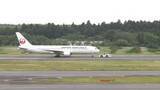 「JAL旅客機タイヤ不具合で緊急着陸　羽田滑走路に破損判明　「金属板」が浮き上がり　関連を調査」の画像1