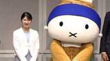 「愛子さま「真珠の耳飾りのミッフィー」と記念撮影　笑顔で見つめ合う　愛子さまも真珠のネックレスとイヤリング着用」の画像1