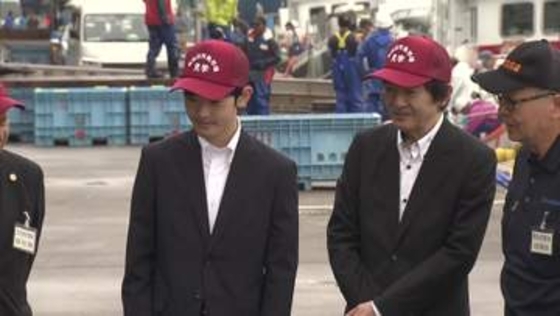 秋篠宮さまと悠仁さまが長靴姿で気仙沼漁港の魚市場を視察　「かさ上げされた場所ですね」　東日本大震災からの復興を確認