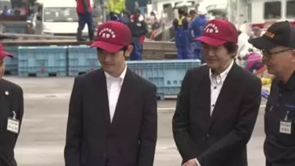 秋篠宮さまと悠仁さまが長靴姿で気仙沼漁港の魚市場を視察　「かさ上げされた場所ですね」　東日本大震災からの復興を確認
