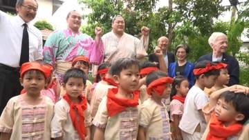 2027年6月の大相撲バンコク公演を前に力士らが現地の園児と交流　綱引きで対決も