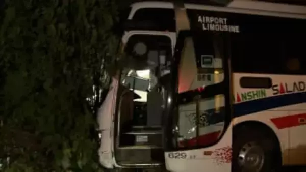 空港リムジンバスが交差点角のビルに突っ込み乗客8人が軽傷、50代運転手もけがも意識あり　神戸市中央区