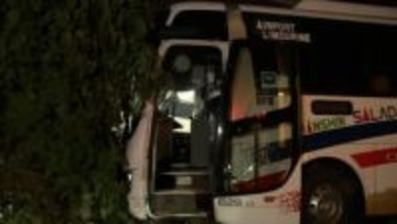 空港リムジンバスが交差点角のビルに突っ込み乗客8人が軽傷、50代運転手もけがも意識あり　神戸市中央区