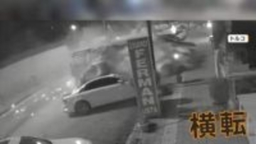 トラック荷台がぐらり　火花散らし横転　下り坂で制御できず車両7台巻き込まれる　トルコ