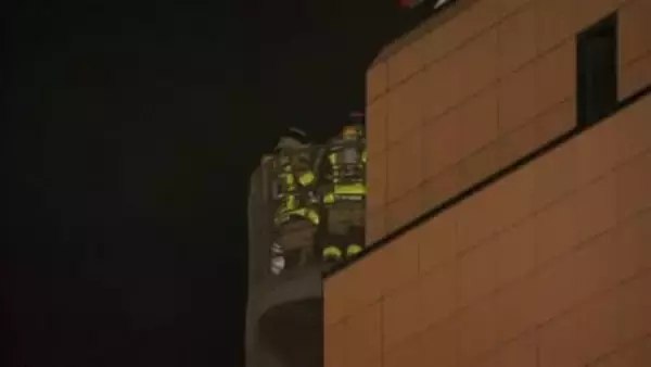 【速報】横浜駅西口近くの繁華街で雑居ビルが火災…量販店や多数の飲食店など立ち並ぶ一角で　消防士がビル内の人を避難誘導