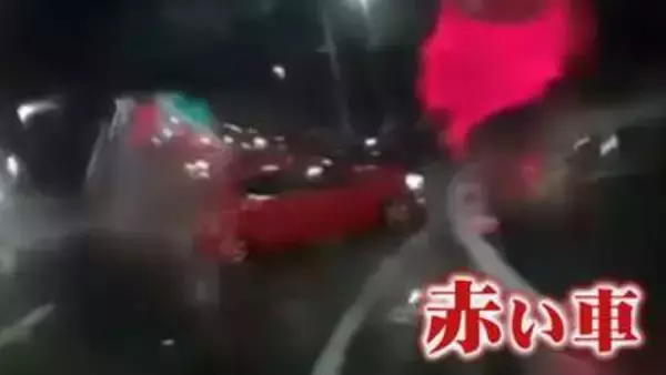 赤信号を無視した“赤い車”が衝突か 被害者の車は前輪パンクし走行不能に ドラレコが捉えた“ひき逃げ”の一部始終　【福岡発】