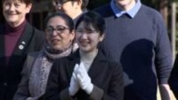 愛子さま「鴨場接待」でハプニング！カモがびっくり？動かなくなり「大丈夫ですか…」冷静対応で拍手と笑顔　左手首にはラオスで結ばれた「白い糸」