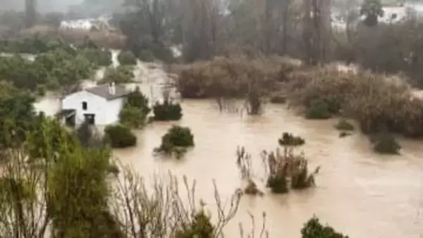 【緊迫】冬の嵐で川氾濫…濁流のなか車上で救け待つ男性ら　住宅から飼い犬の救助も　世界遺産の街では大雪の被害も　スペイン