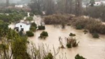 【緊迫】冬の嵐で川氾濫…濁流のなか車上で救け待つ男性ら　住宅から飼い犬の救助も　世界遺産の街では大雪の被害も　スペイン