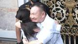 「タイ・タクシン元首相（76）刑務所から仮釈放　汚職などの罪で刑務所に収監　次女・ペートンタン前首相ら出迎え　支持者から歓声」の画像1