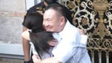 タイ・タクシン元首相（76）刑務所から仮釈放　汚職などの罪で刑務所に収監　次女・ペートンタン前首相ら出迎え　支持者から歓声