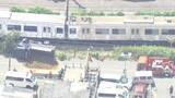 「東急こどもの国線の電車と接触しトラック横転　直前に線路沿いで軽自動車と衝突　運転手2人搬送　電車の乗客にけがなし　横浜」の画像1