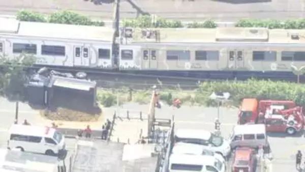 東急こどもの国線の電車と接触しトラック横転　直前に線路沿いで軽自動車と衝突　運転手2人搬送　電車の乗客にけがなし　横浜