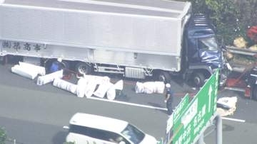 東名高速でトラックなど3台絡む事故　レッカー作業中の男性が下敷きになり死亡　神奈川・伊勢原JCT付近