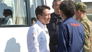 小泉防衛大臣が災害派遣の自衛隊部隊を視察　隊員らと懇談し激励　イオンモール熊本で献花【令和8年熊本地震】