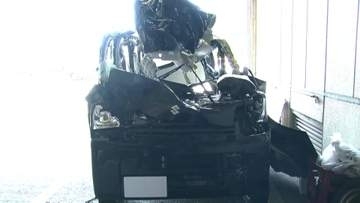 窓ガラスなくなり天井折れ曲がる…軽自動車が大型トラック2台に衝突し横転　運転の男性死亡　岐阜・養老町　名神高速