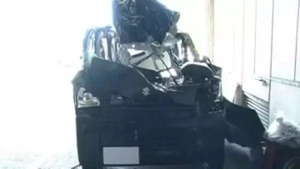 窓ガラスなくなり天井折れ曲がる…軽自動車が大型トラック2台に衝突し横転　運転の男性死亡　岐阜・養老町　名神高速