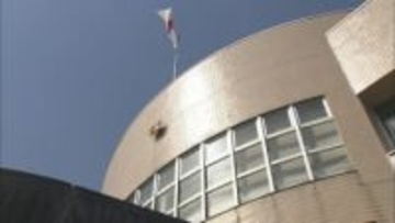 魚津市の建物非常階段で身元不明20～30代の男性発見、病院搬送後に死亡確認 「黒髪・黒色パーカー」