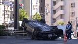 「東京・港区白金の国道1号で外国産高級車が横転　路肩にぶつかり単独で横転か　男性1人けがも命に別条なし」の画像1