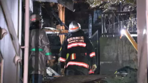 「住宅から煙と爆発音」住宅5棟燃え2棟が全焼　火元の85歳住人男性が軽症　横浜市