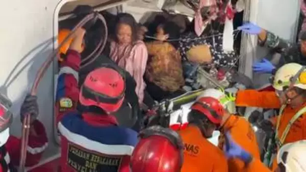 通勤電車の女性専用車両に長距離列車が追突　女性15人死亡　84人けが　直前にタクシーと接触し停車中　インドネシア