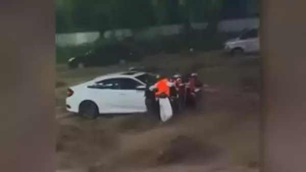 台風9号中国で大洪水　濁流で孤立の女性救助に向かった消防士も流されあわや　交通寸断で1800人移動できず