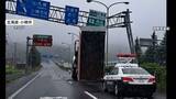 「前方が倒れ込んだダンプ　荷台部分が標識に激突　高速入口付近で5時間以上通行止め　ケガ人なし　北海道」の画像1