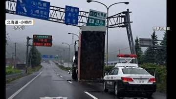 前方が倒れ込んだダンプ　荷台部分が標識に激突　高速入口付近で5時間以上通行止め　ケガ人なし　北海道