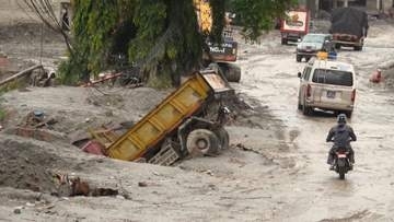 ネパール・中国の土石流からあすで1カ月　1400人超死亡・日本人含む5500人超不明　住民はワイヤーつたい川を渡る
