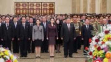 娘が中央に…北朝鮮・金正恩総書記が父・祖父の遺体が安置される宮殿を参拝　「後継問題に関する“シグナル”の可能性」と韓国メディア