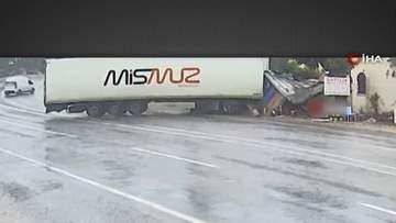 雨で横滑りしたトラックが家なぎ倒す　対向車とあわや衝突“間一髪”の瞬間　トルコ