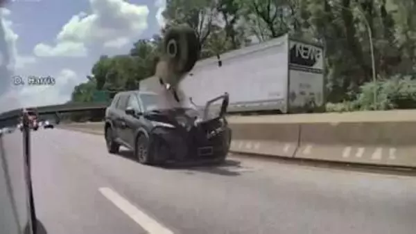 高速道路を走行中、真正面から“飛んできた”タイヤが直撃　フロントが大破　前を走っていたトラックからはずれたか　アメリカ