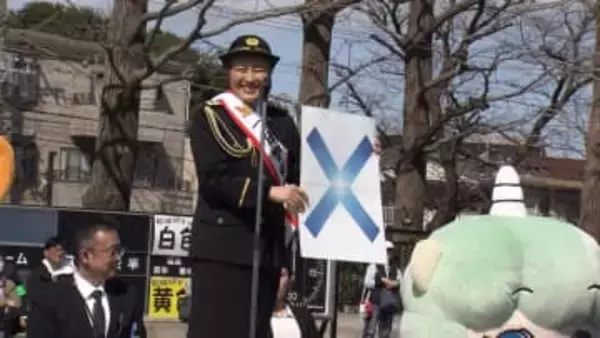 本物の警察官と「ドロケイ」子どもたちが警察官の仕事を体験　現場に早く到着する制服早着替え競争も