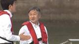 「天皇陛下が赤いライフジャケット着用し船から荒川の水門視察　「非常に勉強になりました」ライフワークの水問題でカメラ撮影も」の画像1
