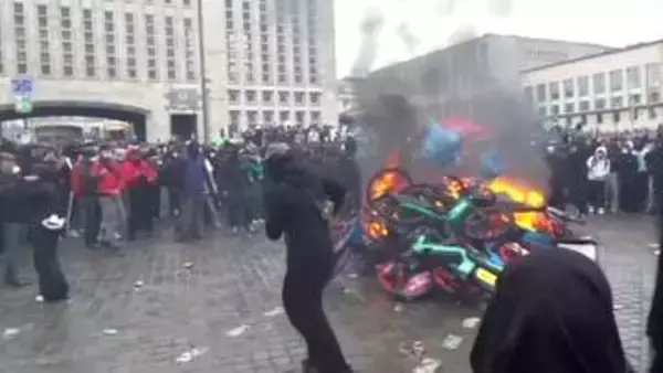 ベルギーで財政再建策に反対する大規模デモ　一部が暴徒化し警官隊と激しく衝突