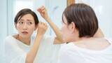 「“ポツポツ白髪”は絶対に抜かないで！専門家が勧める“本数に応じた”正しい対処法とは？白髪染めを長持ちさせるコツも」の画像1
