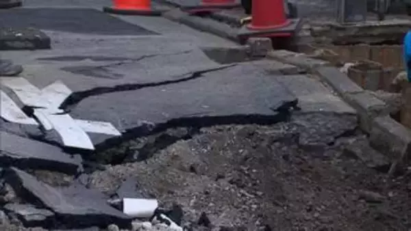 横浜駅近くの陥没した道路は復旧完了し通行止め解除　深さ約15センチ、長さ約5メートルの陥没