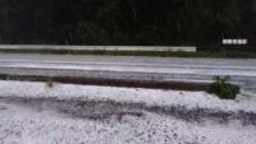「ガラスが割れるくらい」道路が真っ白に福島で激しい“ひょう”の嵐　兵庫もボンネットに大量の氷の粒　各地で天気不安定
